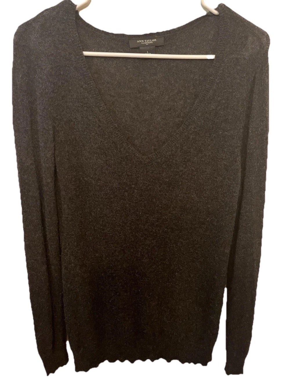 Ann Taylor Women’s Cashmere Dark Gray Long Sleeve V Neck Sweater Size L EUC